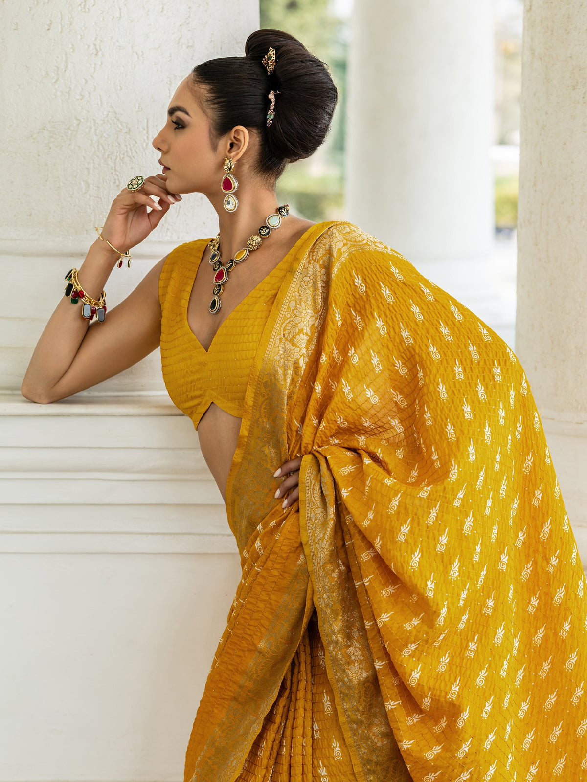 Mustard Printed Silk Blend Saree With Unstitched Blouse Piece