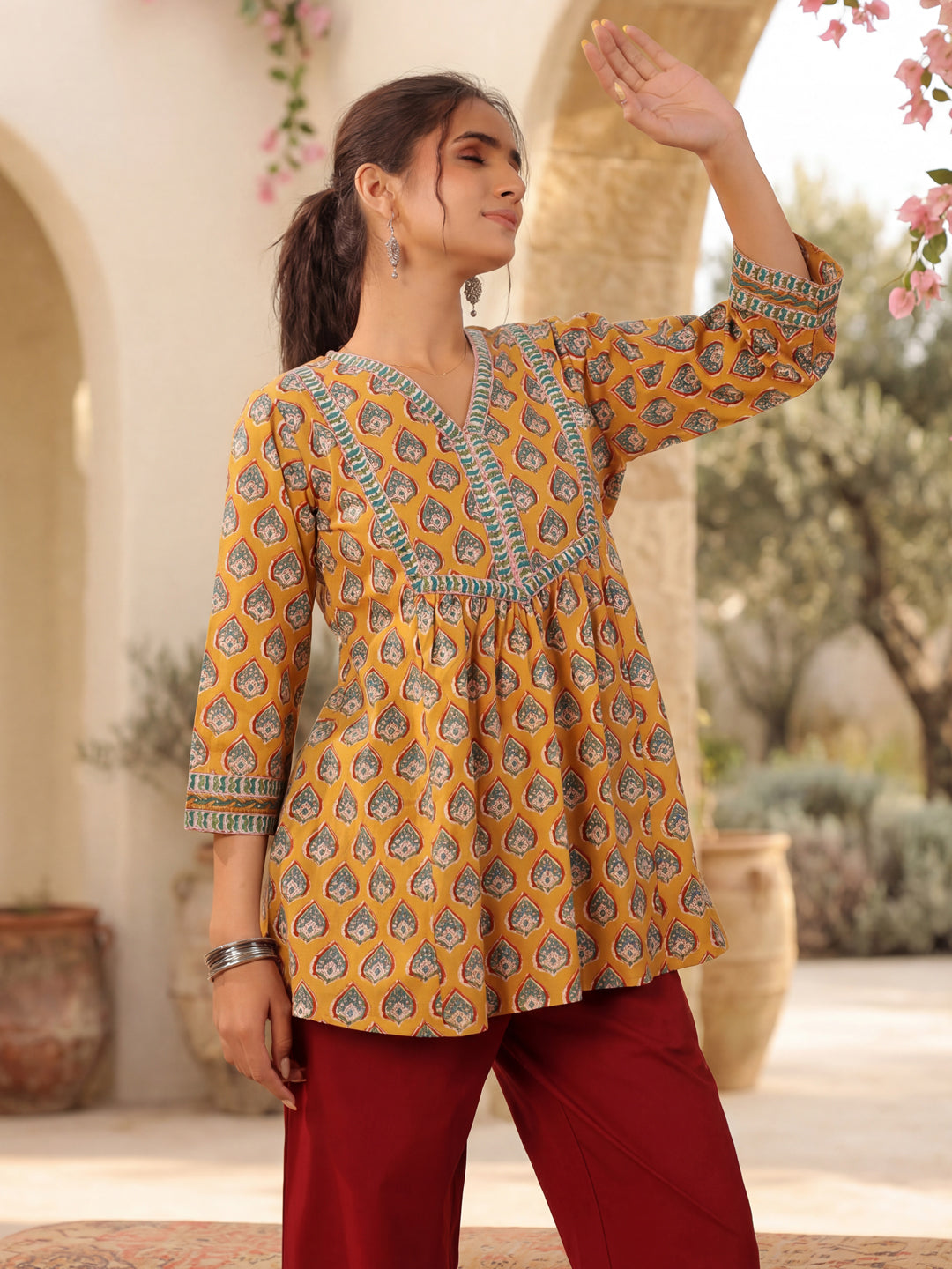 Womens Ethnic Motifs Printed V-Neck Pure Cotton Kurti