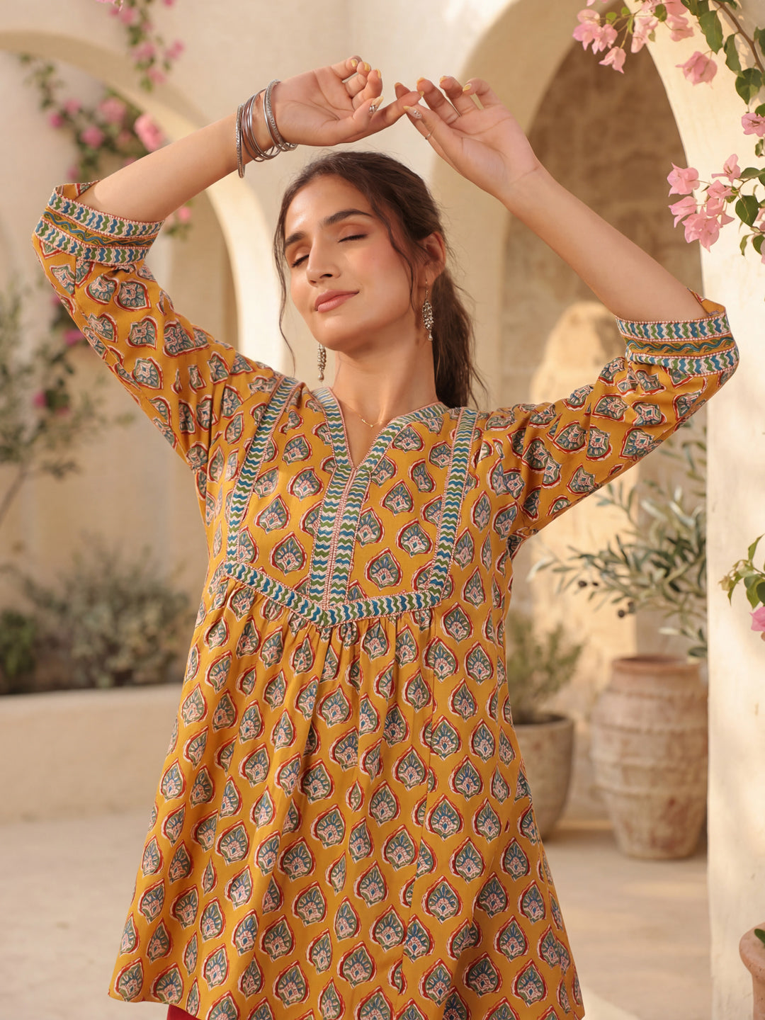 Womens Ethnic Motifs Printed V-Neck Pure Cotton Kurti