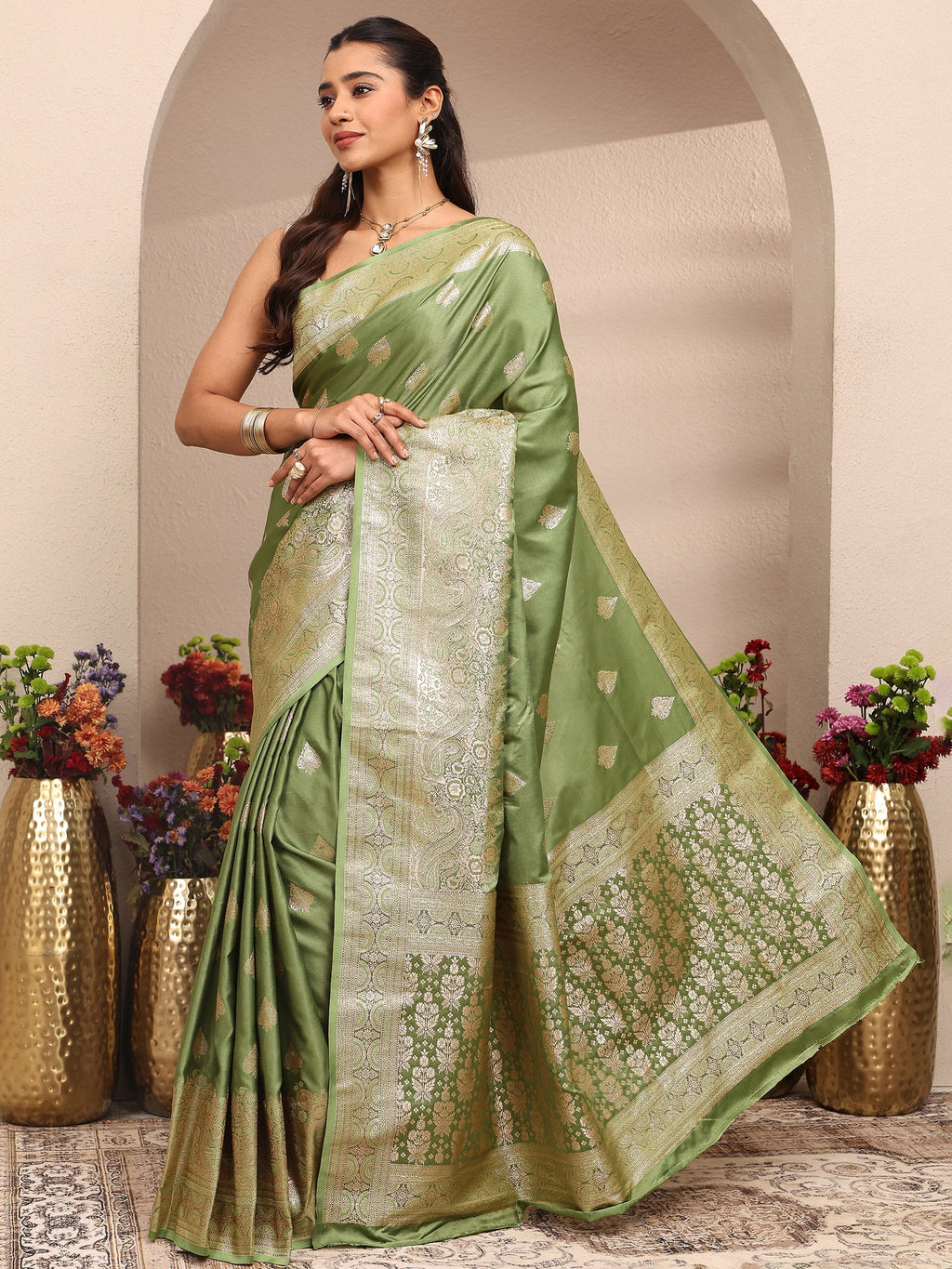 Green Woven Design Banarsi Silk Blend Saree With Unstitched Blouse Piece