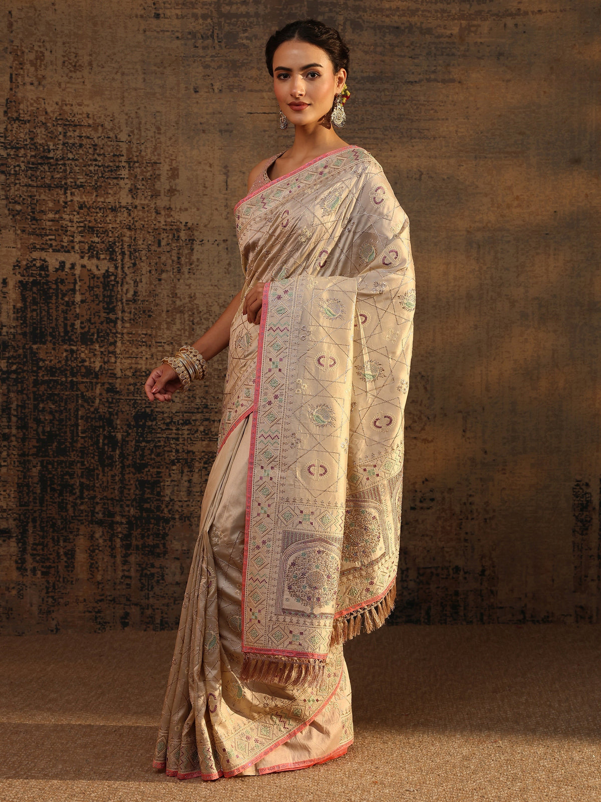 Cream Ethnic Motifs Embroidered Silk Blend Saree With Unstitched Blouse Piece