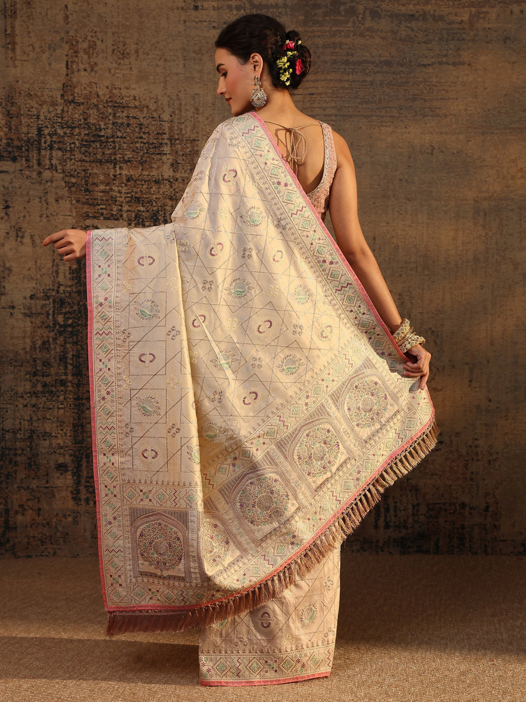 Cream Ethnic Motifs Embroidered Silk Blend Saree With Unstitched Blouse Piece