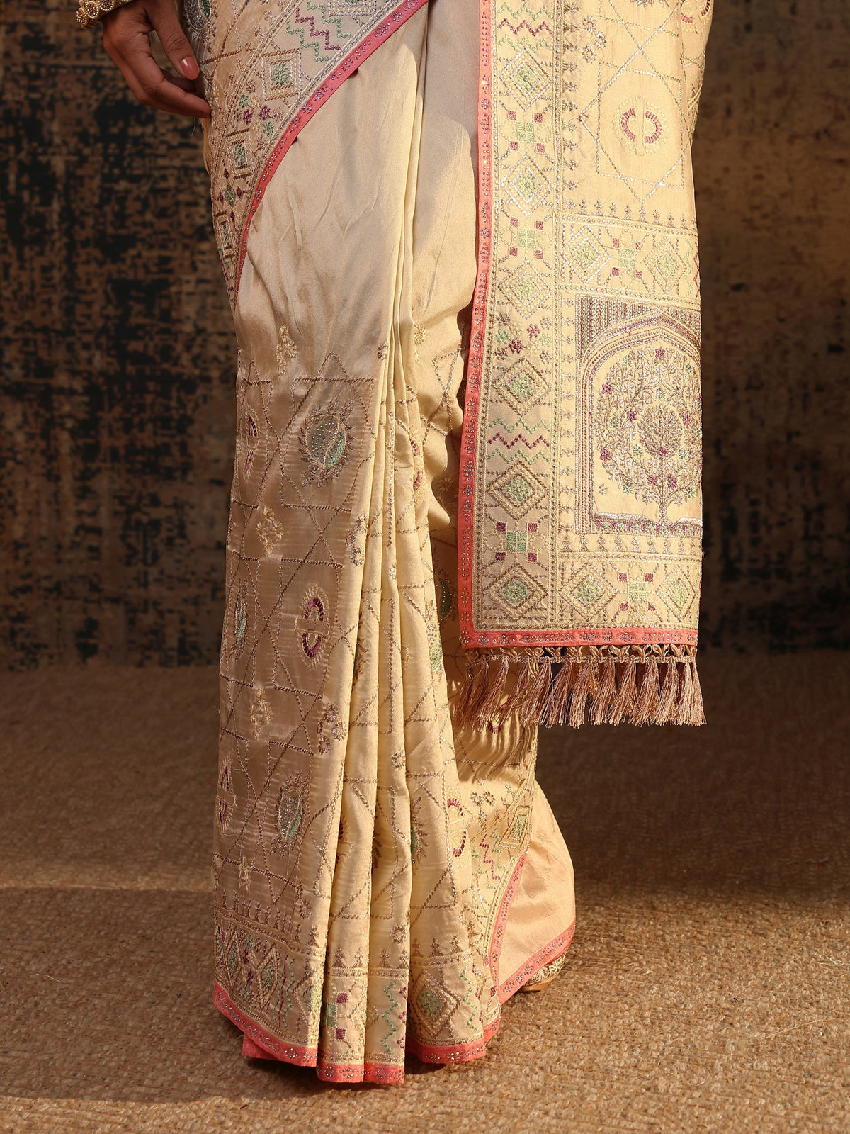 Cream Ethnic Motifs Embroidered Silk Blend Saree With Unstitched Blouse Piece