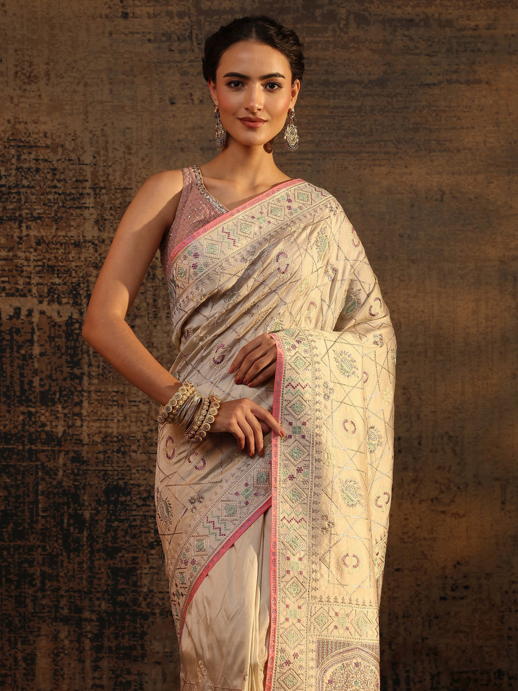 Cream Ethnic Motifs Embroidered Silk Blend Saree With Unstitched Blouse Piece