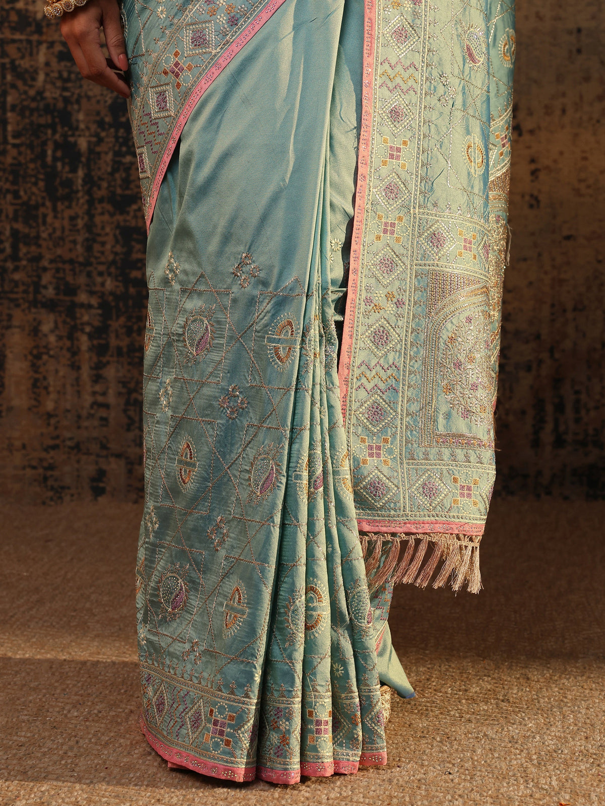 Blue Ethnic Motifs Embroidered Silk Blend Saree With Unstitched Blouse Piece