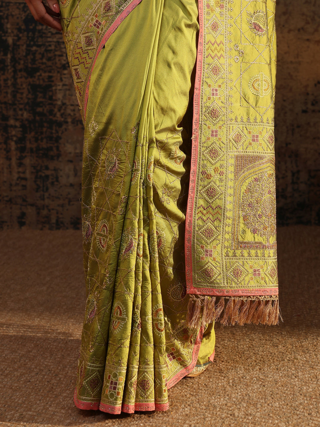 Green Ethnic Motifs Embroidered Silk Blend Saree With Unstitched Blouse Piece