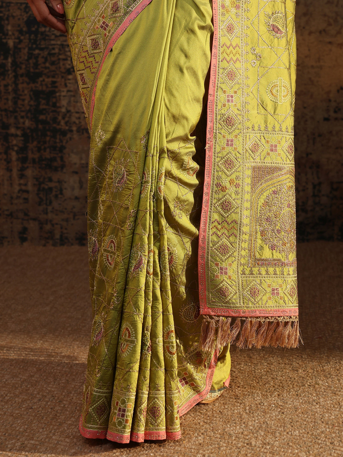 Green Ethnic Motifs Embroidered Silk Blend Saree With Unstitched Blouse Piece