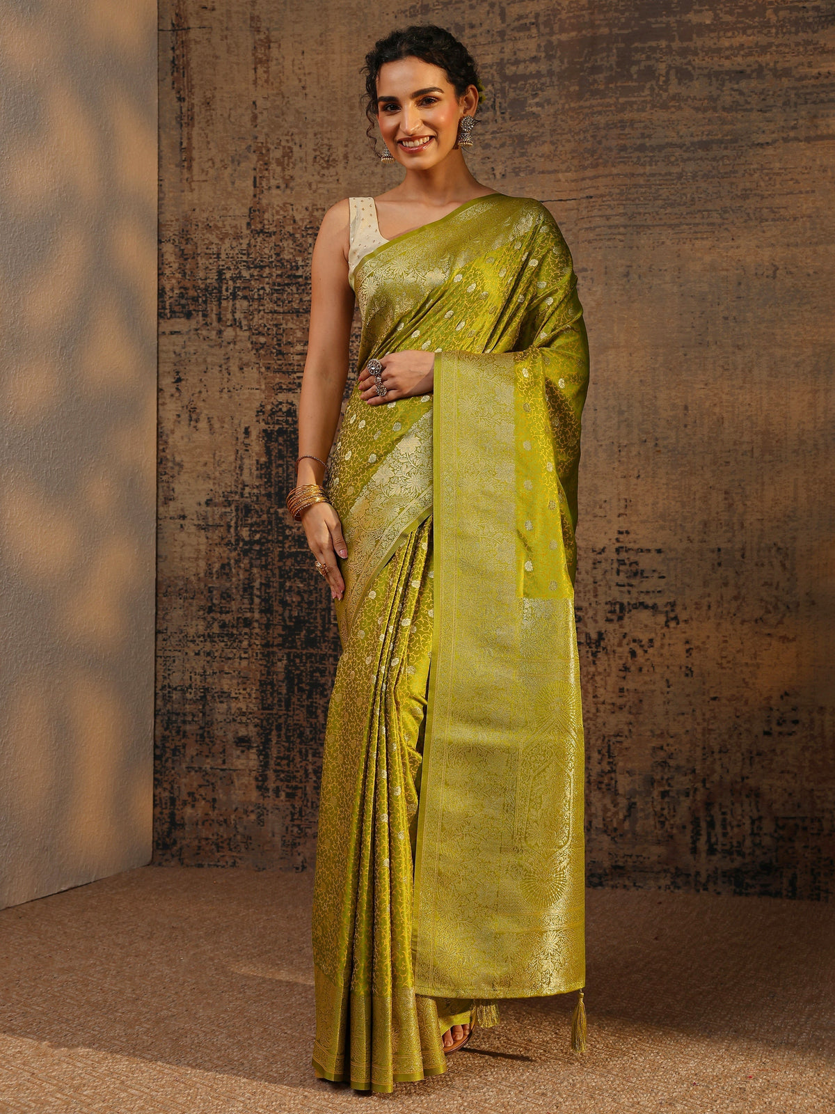 Green Floral Woven Design Silk Blend Saree With Unstitched Blouse Piece