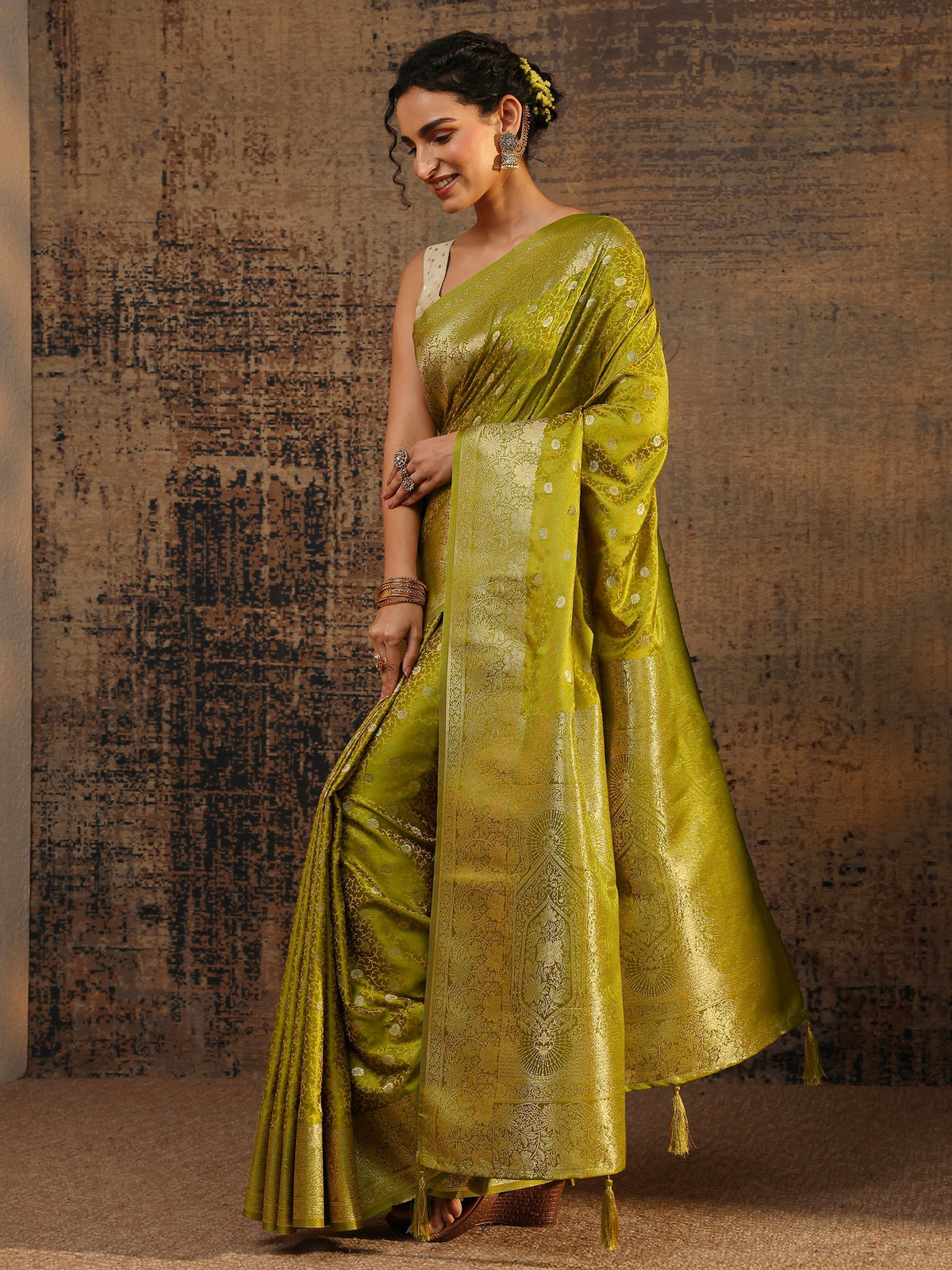 Green Floral Woven Design Silk Blend Saree With Unstitched Blouse Piece