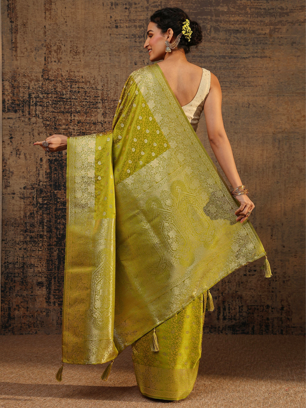 Green Floral Woven Design Silk Blend Saree With Unstitched Blouse Piece