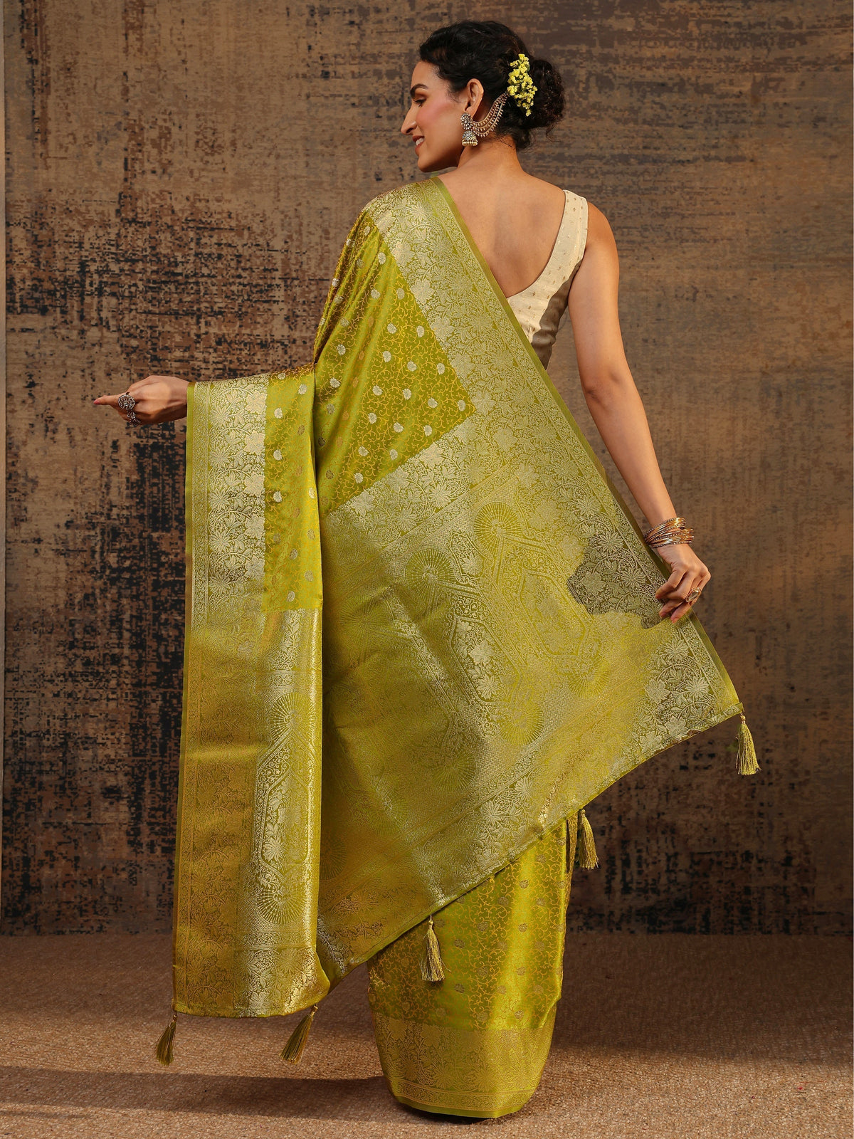 Green Floral Woven Design Silk Blend Saree With Unstitched Blouse Piece