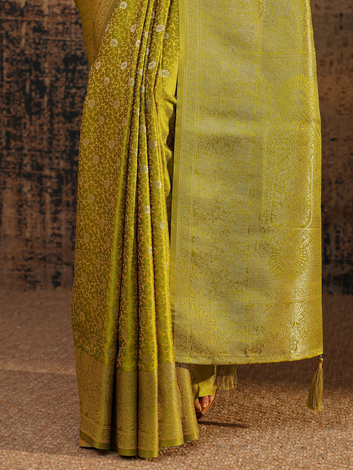 Green Floral Woven Design Silk Blend Saree With Unstitched Blouse Piece