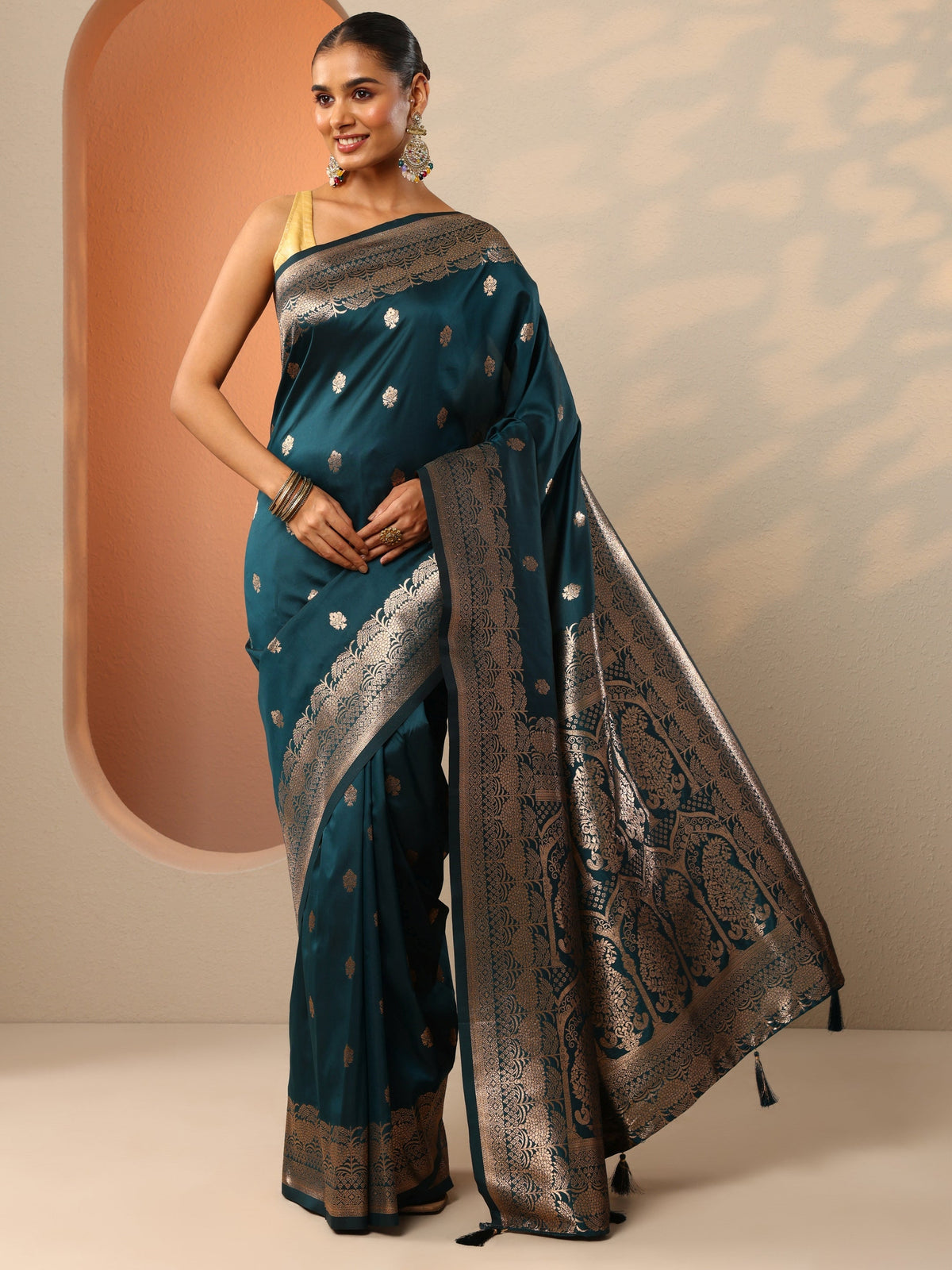 Green Woven Design Banarasi Silk Blend Saree With Unstitched Blouse Piece
