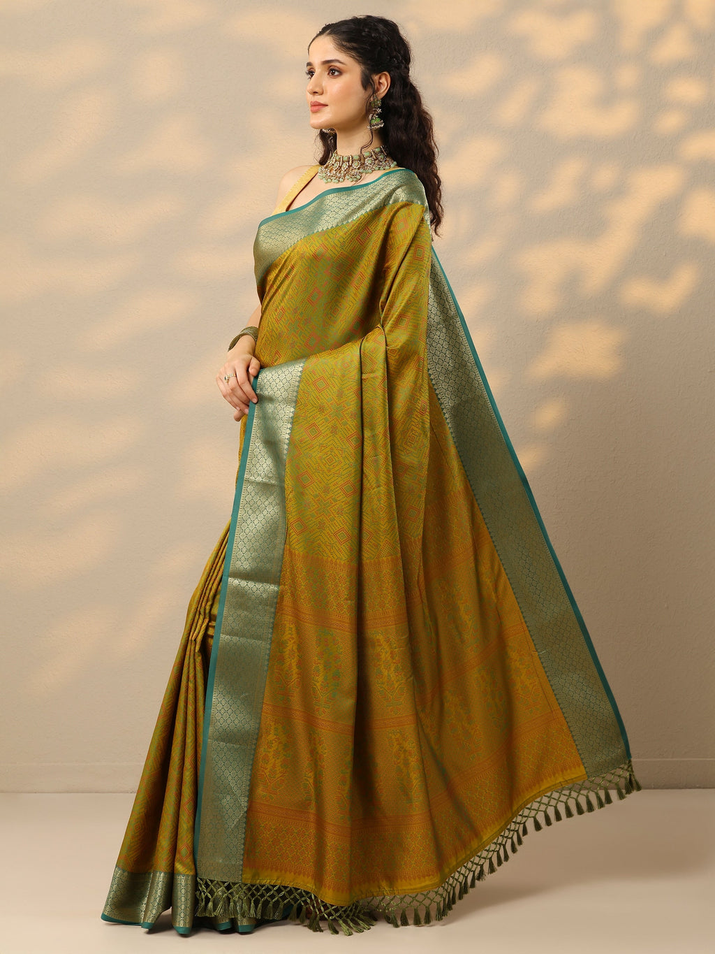 Green Woven Design Kanjeevaram Silk Blend Saree With Unstitched Blouse Piece