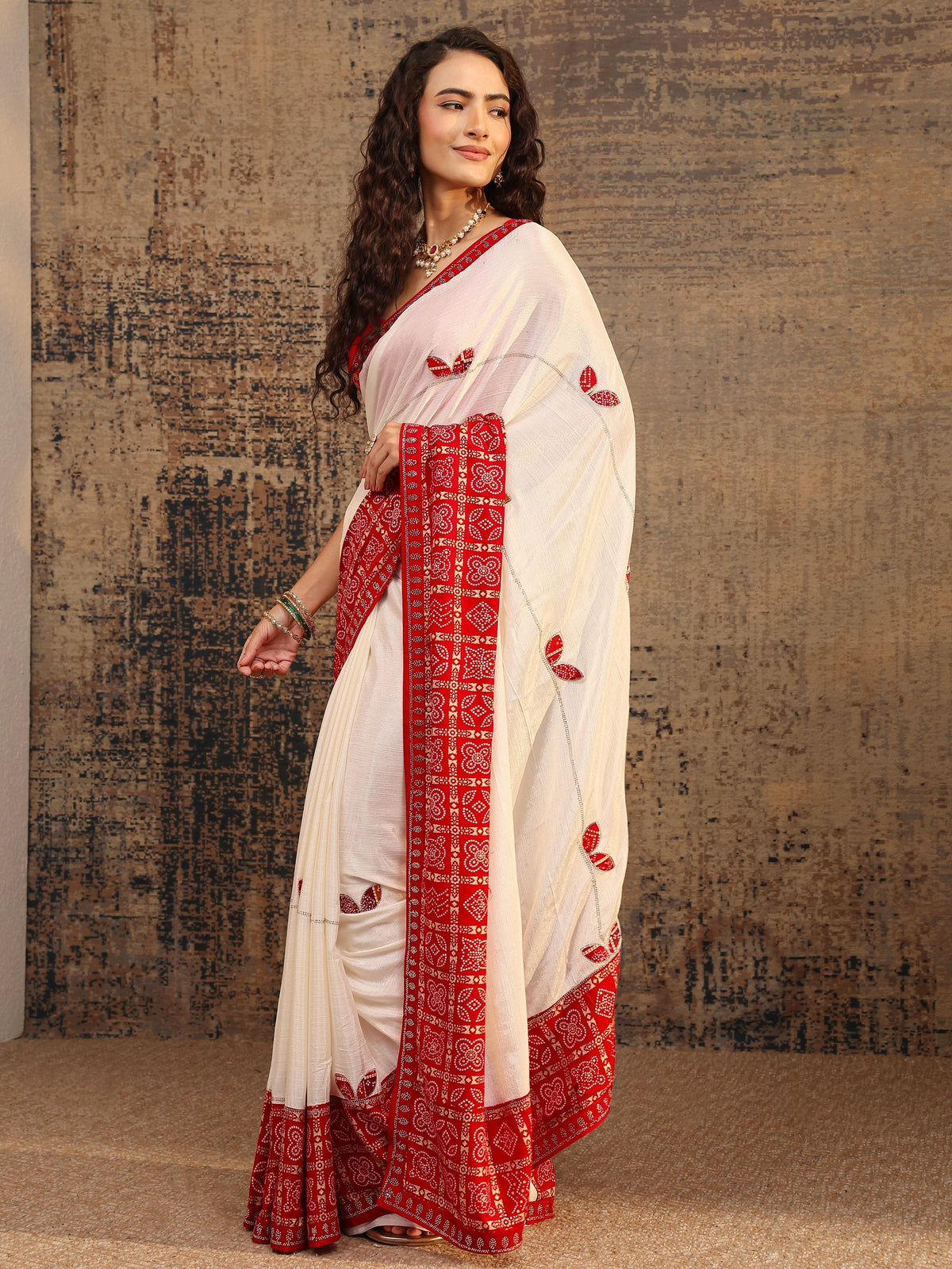 Cream Bandhani Embellished Silk Blend Saree With Unstitched Blouse Piece