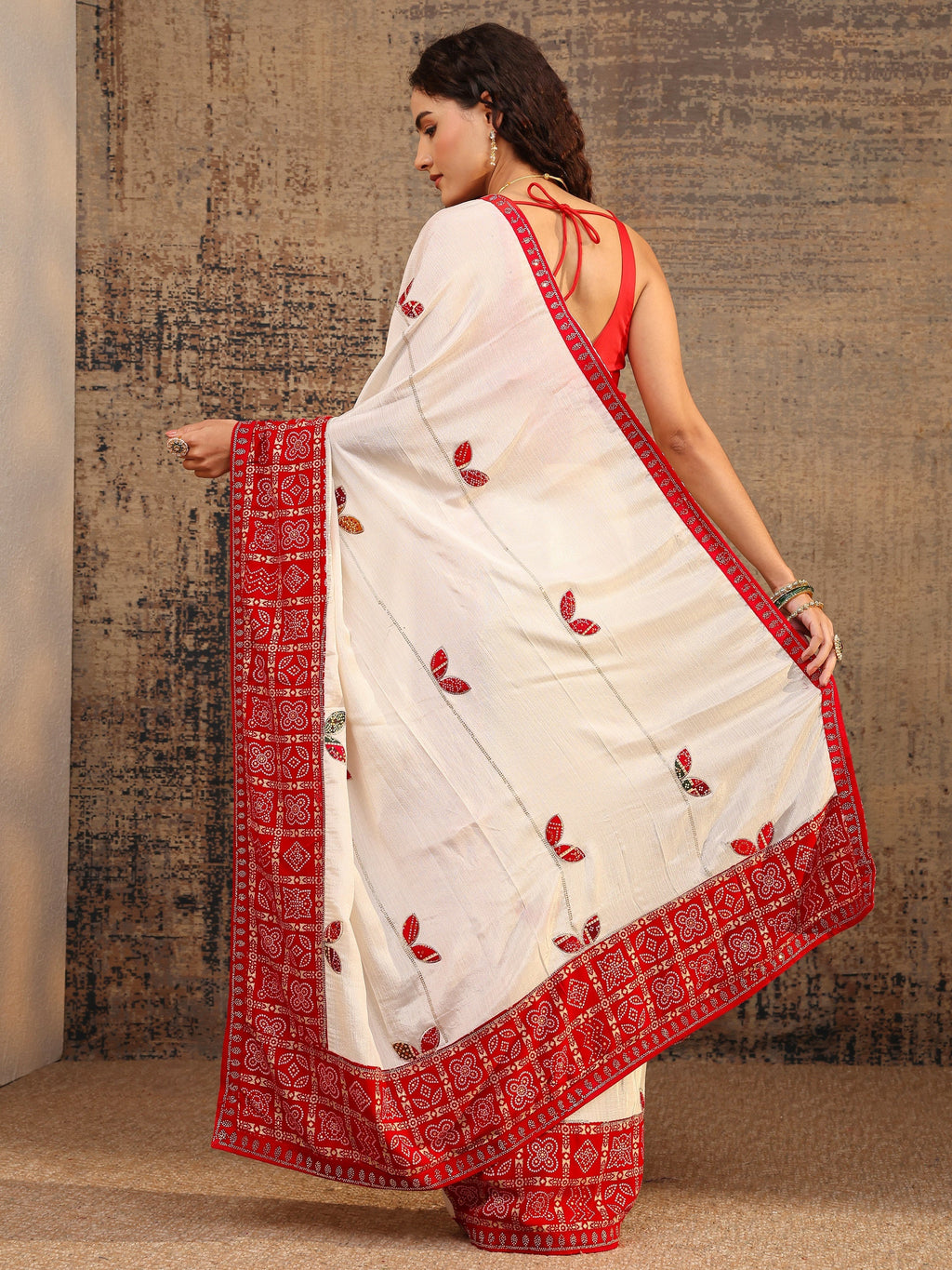Cream Bandhani Embellished Silk Blend Saree With Unstitched Blouse Piece