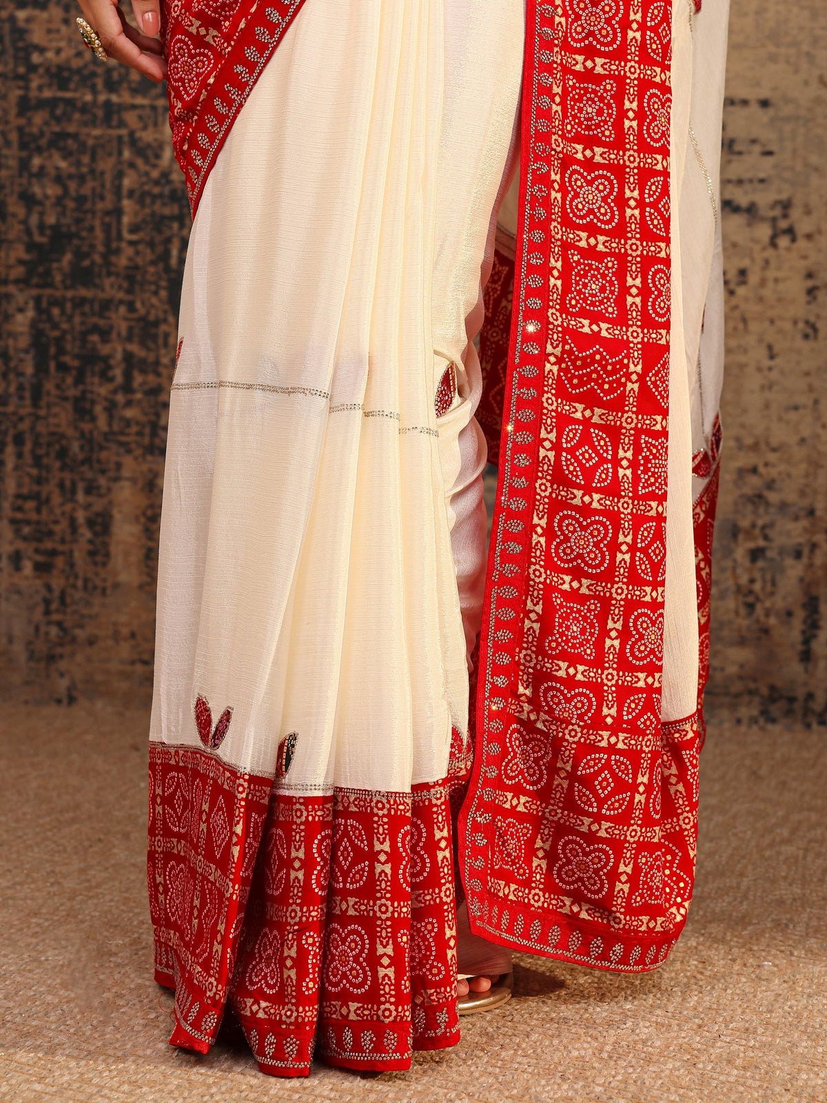 Cream Bandhani Embellished Silk Blend Saree With Unstitched Blouse Piece