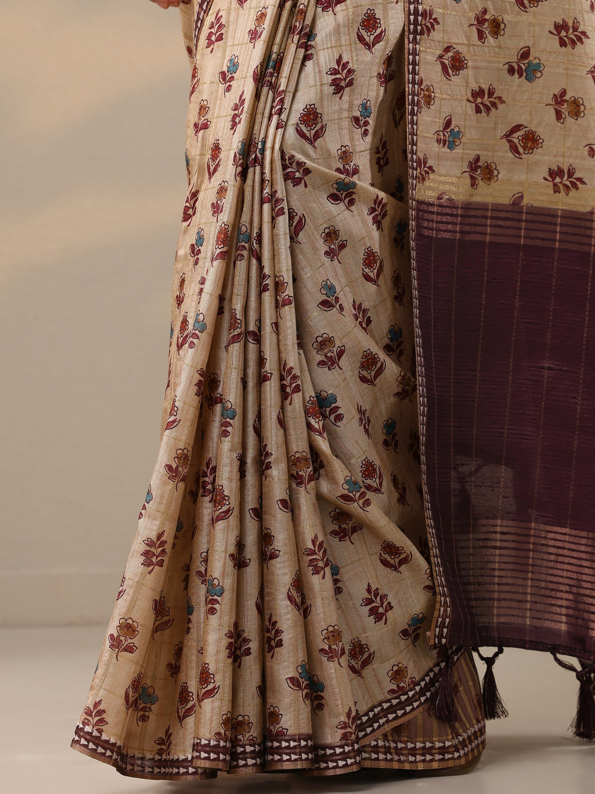 Beige Ikkat Printed Silk Blend Saree With Unstitched Blouse Piece