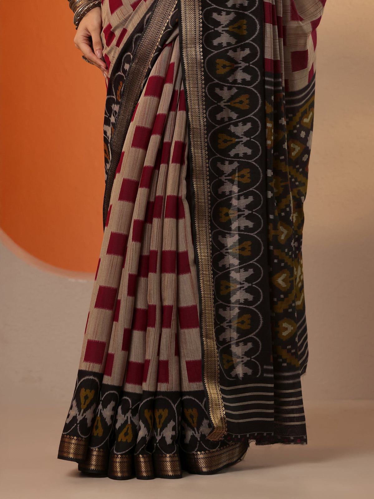 Beige Printed Silk Blend Saree With Unstitched Blouse Piece