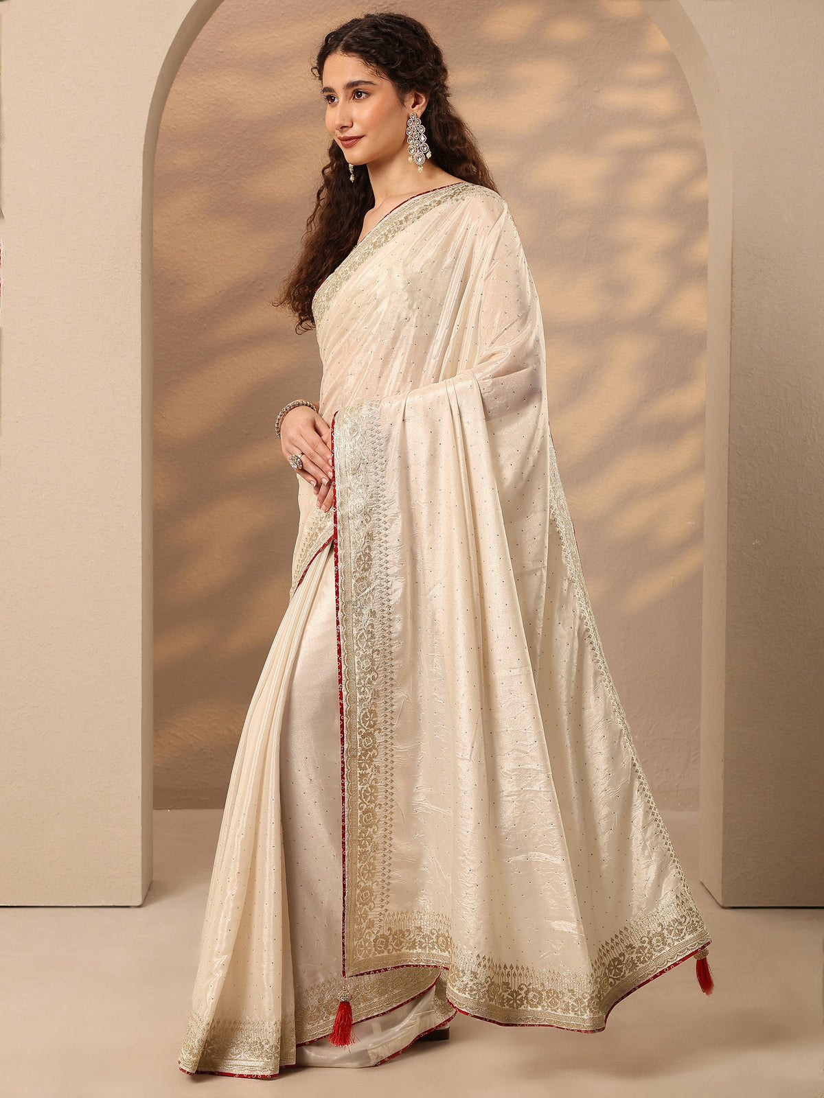 Cream Embellished Silk Blend Saree With Unstitched Blouse Piece