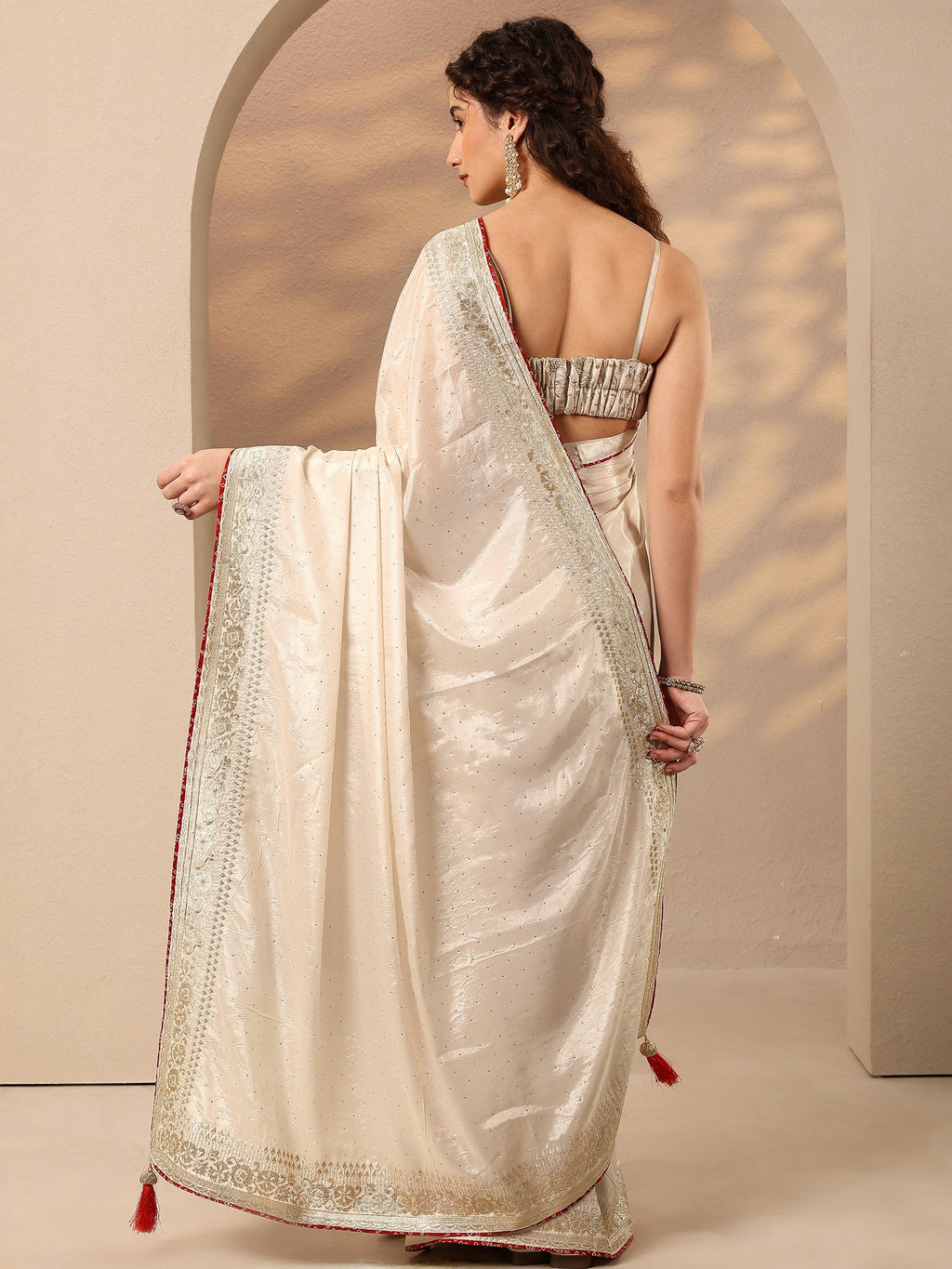 Cream Embellished Silk Blend Saree With Unstitched Blouse Piece