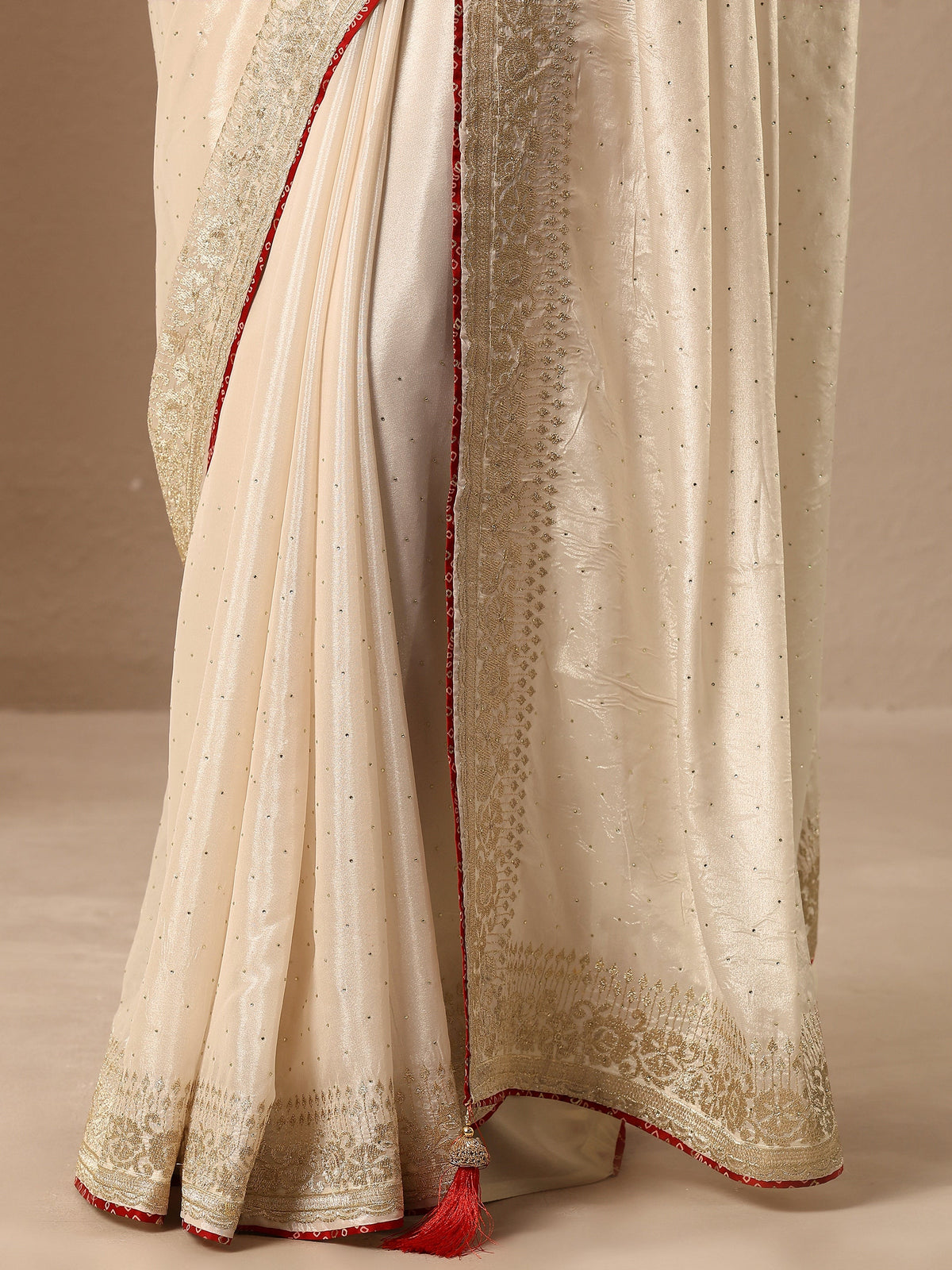 Cream Embellished Silk Blend Saree With Unstitched Blouse Piece