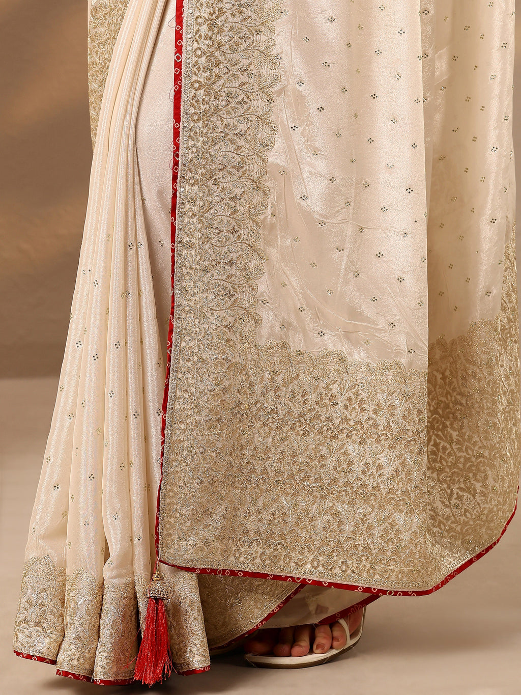 Cream Embellished Silk Blend Saree With Unstitched Blouse Piece