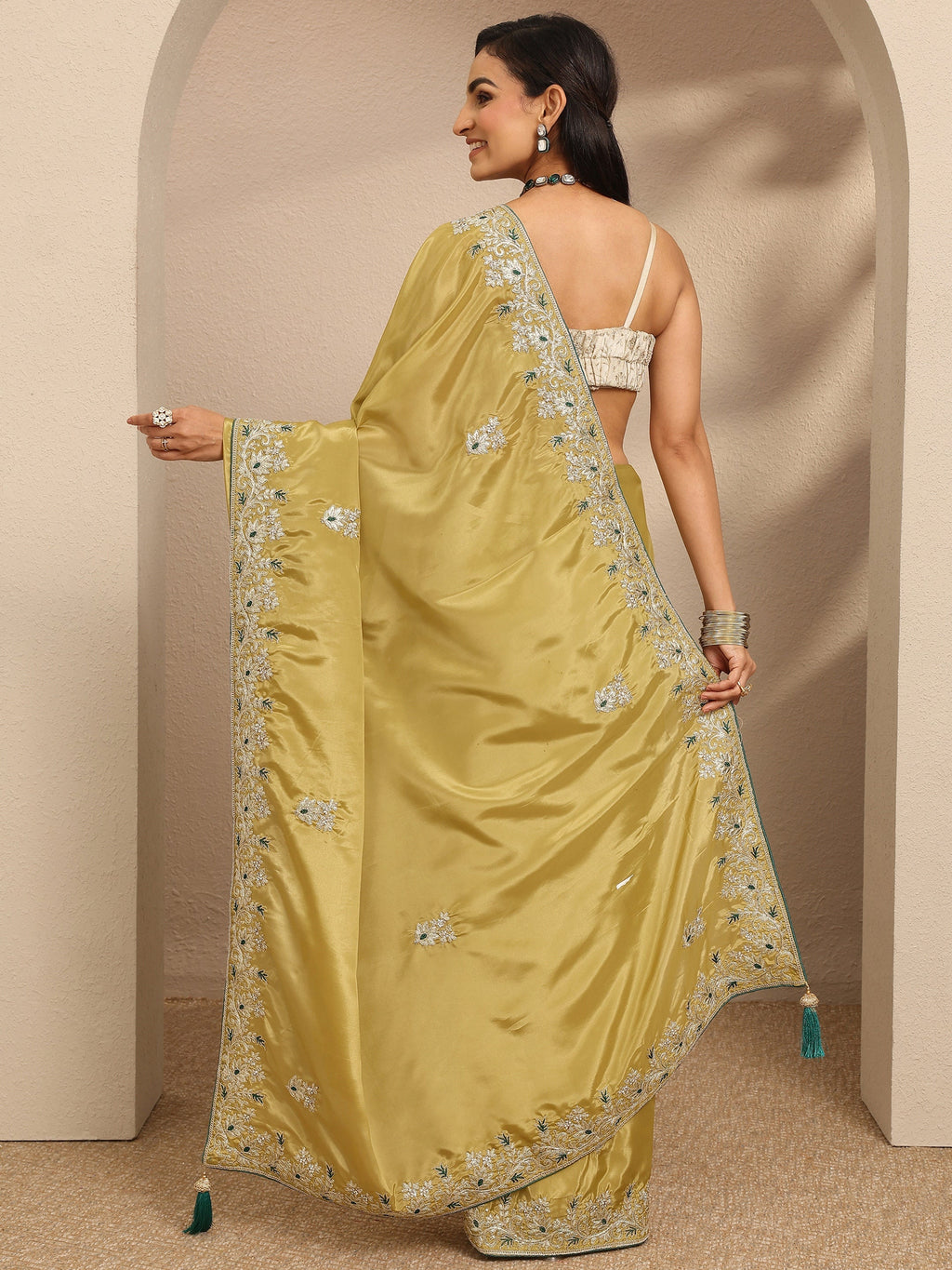 Green Embroidered Silk Blend Saree With Unstitched Blouse Piece