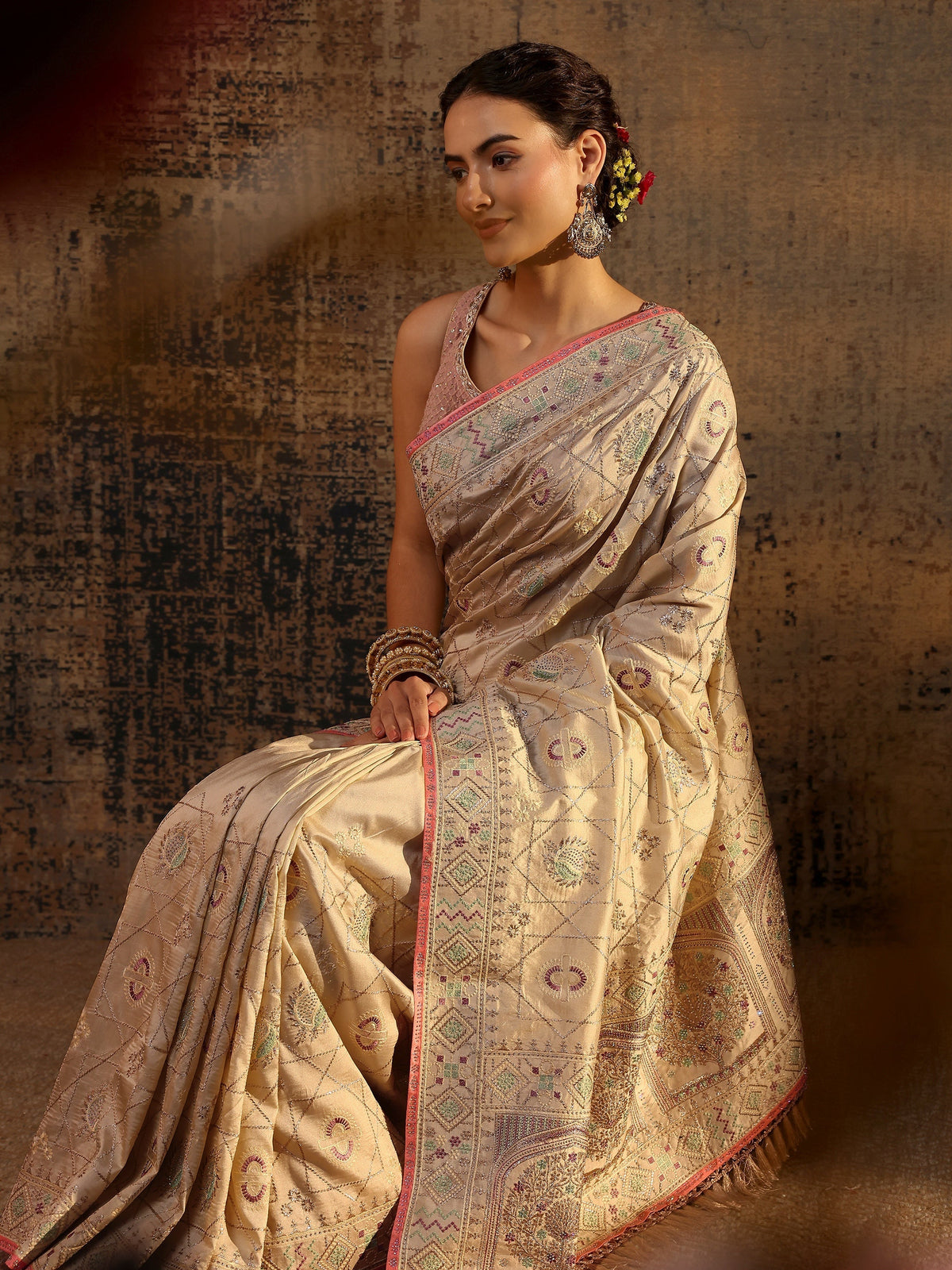 Cream Ethnic Motifs Embroidered Silk Blend Saree With Unstitched Blouse Piece