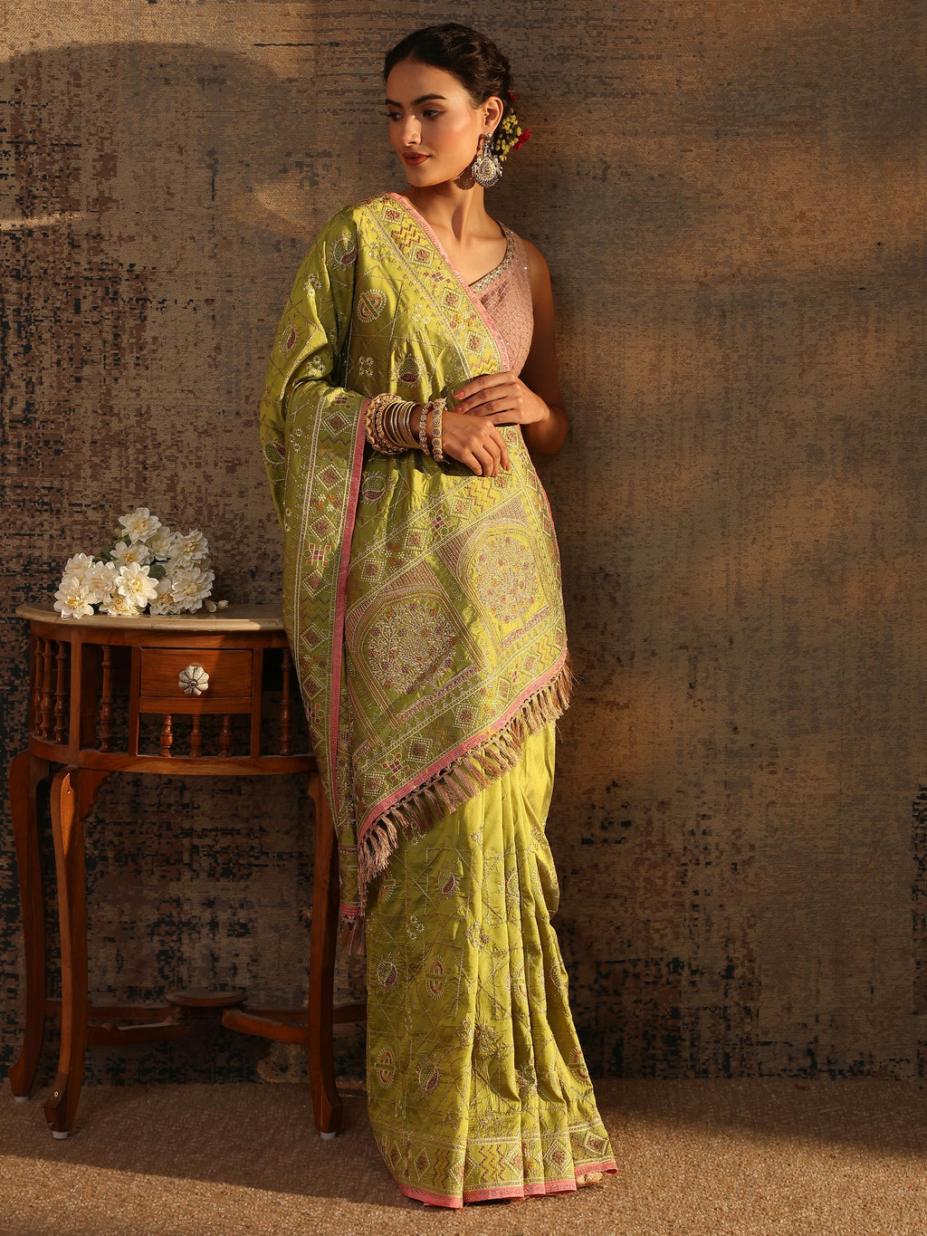 Green Ethnic Motifs Embroidered Silk Blend Saree With Unstitched Blouse Piece
