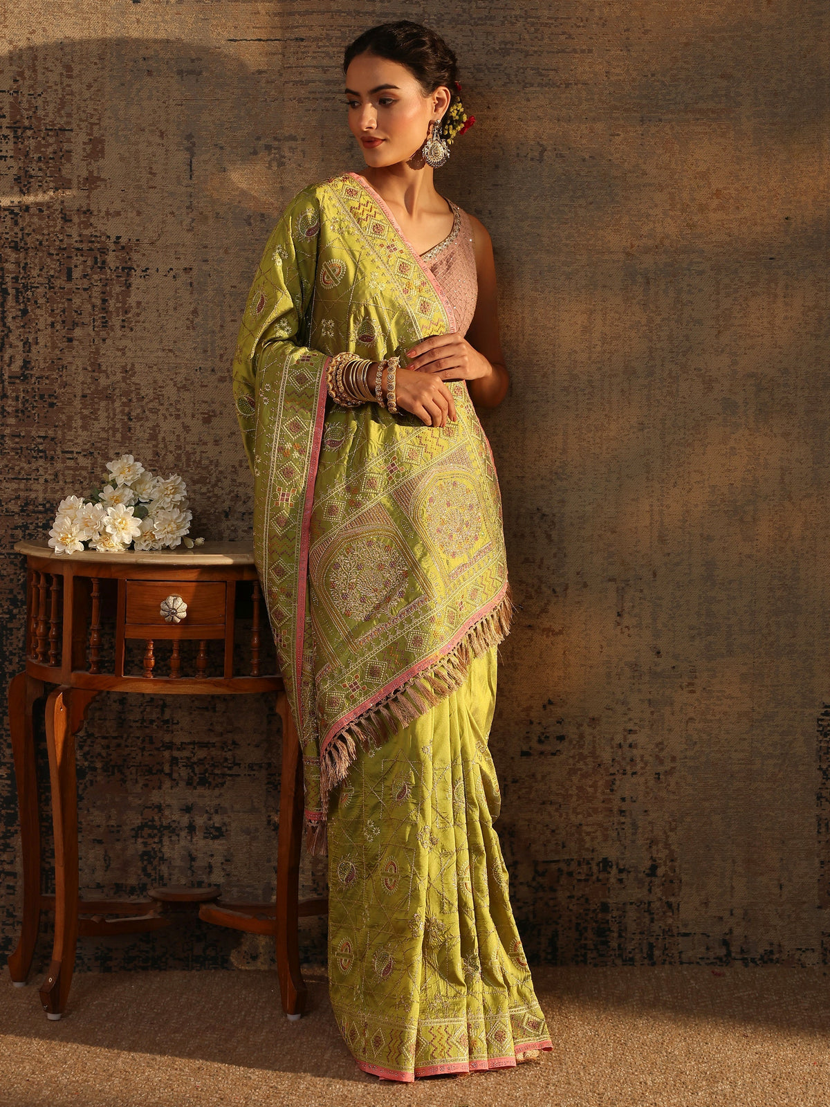 Green Ethnic Motifs Embroidered Silk Blend Saree With Unstitched Blouse Piece